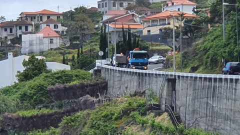 Veículo mobilizado para remover o bloco rochoso da faixa da estrada