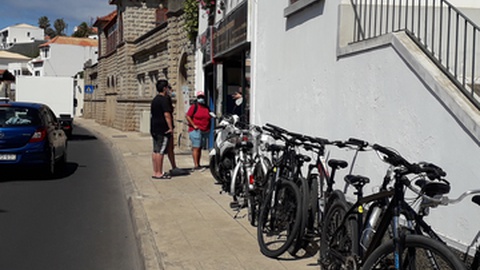 O aluguer de bicicletas e motas tem tido boa afluência 