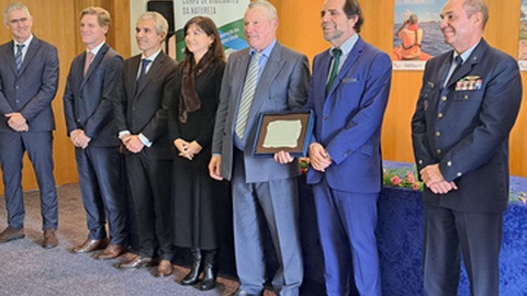 Jaques, posa para a fotografia entre Miguel Albuquerque e Susana Prada.