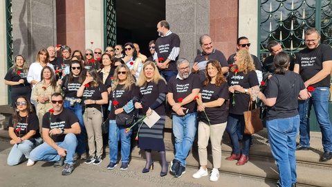 Dos quase 150 funcionários, cerca de 30 manifestaram-se à porta do Palácio da Justiça.