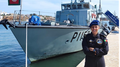 Ana Beatriz Pão, junto ao 'NRP Cassiopeia' que vai comandar.