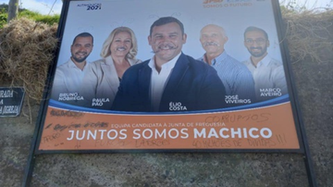 Cartaz vandalizado