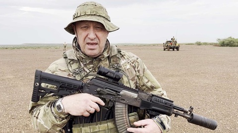 O líder do grupo mercenário Wagner, Yevgeny Prigozhin, consta na lista de passageiros do avião que se despenhou hoje.&nbsp;