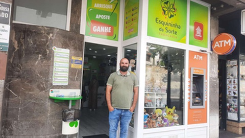 Diogo Nóbrega, proprietário da tabacaria, diz estar bastante satisfeito pelo prémio ter saído nesta 'esquininha'.