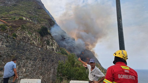 Suspeita de fogo posto em incêndio no Porto Moniz —