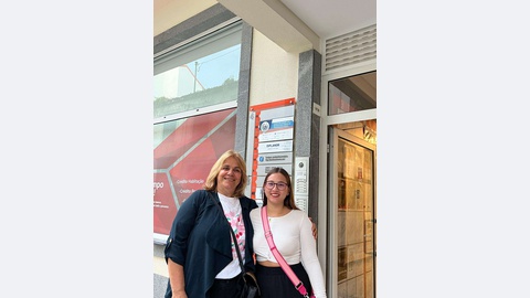 Lídia junto a uma jovem de 18 anos que votou pela primeira vez.