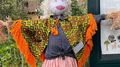 'Vitorina' foi a primeira espantalha a chegar à Quinta Pedagógica dos Prazeres para a IX Mostra de Espantalhos