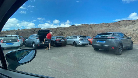 Em alguns pontos turísticos, como a Ponta de São Lourenço ou o Pico do Areeiro, têm sido reportadas situações em que turistas pernoitam nas suas viaturas.&nbsp;