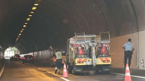 A Vialitoral sinalizou a zona do impacto.