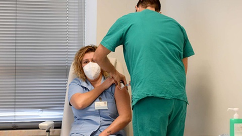 Desde o início da vacinação, a 25 de Setembro, 359 profissionais de saúde já foram vacinados contra a covid-19.&nbsp;