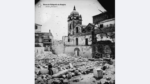 Ruínas do Convento de São Francisco e torre da igreja de São
Francisco, freguesia de São Pedro (atual freguesia da Sé), concelho do Funchal
| Entre 1866 e 1880. | 8,3 x 8,6 cm | Negativo simples, vidro | Colódio. MFM-AV,
inv | VIC/119 | Em depósito no ABM
