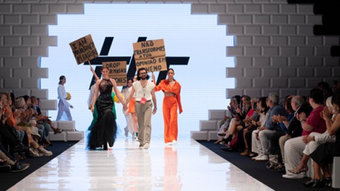 Henrique Teixeira, natural do Funchal e licenciado em Design de Moda na Faculdade de Arquitetura da Universidade de Lisboa, tinha apresentado a sua última colecção 'AnotherMe' no Madeira Flower Collection.