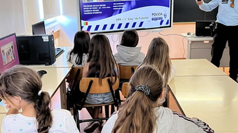 A PSP faz frequentes visitas às escolas no âmbito deste programa, aqui em 2022 no Funchal.&nbsp; Foto DR/Escola Básica da Ladeira