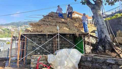 Recuperação da cobertura do imóvel foi um dos trabalhos mais difíceis de executar pela falta de mão-de-obra especializada.