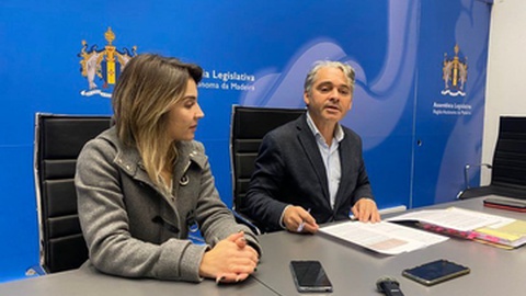 Lina Pereira é assistente política do grupo parlamentar e membro do secretariado. Aqui com Élvio Sousa, líder parlamentar.