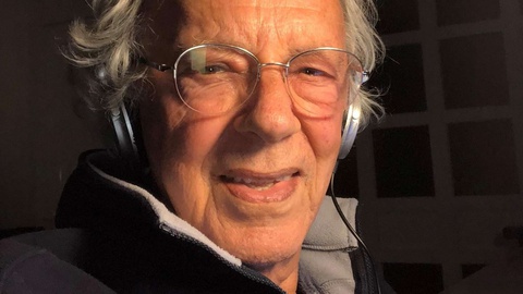 Natural
de Ílhavo (Aveiro), José António Paradela estabeleceu uma ligação privilegiada
com a Madeira na sua juventude, através da amizade com Lourdes Castro.&nbsp;