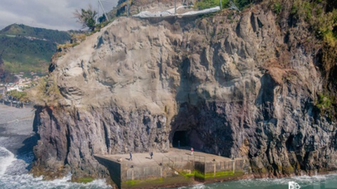 O Presidente do Governo Regional e o secretário regional de Economia visitaram hoje a obra de reabilitação do cais da Madalena do Mar
