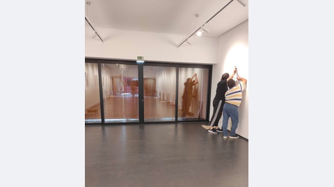 Imagem ilustra montagem da exposição.