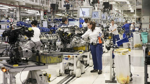 A fábrica da Autoeuropa, em Palmela, viu-se forçada a suspender a laboração devido a falta de componentes provenientes da Eslovénia, que devido às cheias do mês passado, não consegue responder às solicitações.&nbsp;