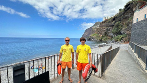 Os nadadores-salvadores de serviço neste dia de estreia da época balnear 2023 na Praia do Vigário.