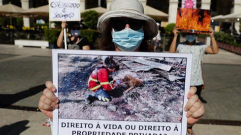 Uma vigília semelhante tinha sido realizada ontem, em Lisboa (na foto).