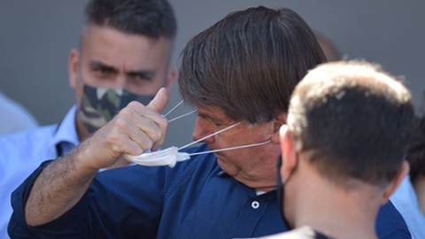 Presidente do Brasil diz que já se recuperou plenamente da doença, daí ter tirado a máscara para andar de moto e visitar uma deputada.