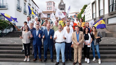 Magna Costa, em baixo à esquerda na foto, já foi militante do PSD.&nbsp; Foto Arquivo/DR/Chega