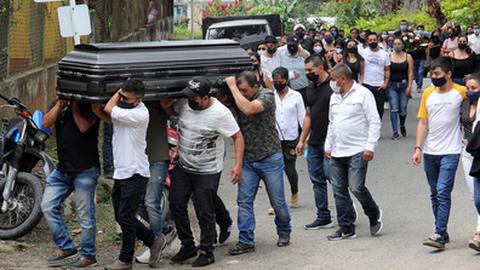 Funeral de um jovem morto num massacre em Samaniego, Colômbia. Foto Sebastian Leonardo Castro/EPA