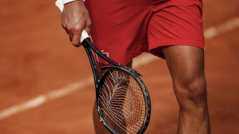 Djokovic partiu a raquete mas passou às meias-finais em Roma. Foto&nbsp;Clive Brunskill/EPA