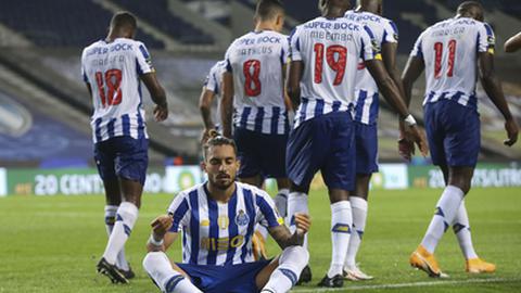 Alex Telles comemora o golo.  FOTO MANUEL FERNANDO ARAÚJO/EPA