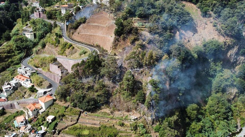 Suspeita de fogo posto em incêndio no Porto Moniz —