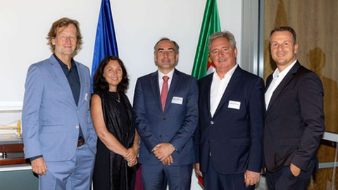 A cerimónia reuniu representantes do sector marítimo internacional, parceiros e diversas entidades, bem como representantes da Sociedade de Desenvolvimento da Madeira.