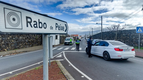 Com cerca de 10 mil habitantes, a vila piscatória de Rabo de Peixe, na ilha de São Miguel, esteve no início de Dezembro sob cerca sanitária no âmbito da pandemia da Covid-19. 