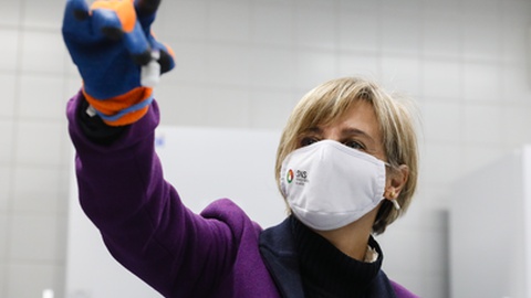 A ministra da Saúde Marta Temido segura um frasco do primeiro lote das vacinas contra a Covid-19 que chegou hoje a Portugal.