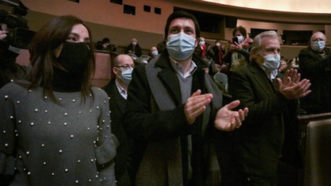 O candidato João Ferreira, acompanhado pelo secretário-geral do PCP Jerónimo de Sousa e pela mandatária nacional da campanha Luísa Apolónia, à chegada ao comício do PCP, no Porto, neste domingo. FOTO MANUEL FERNANDO ARAÚJO/LUSA