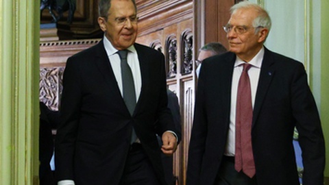 O ministro dos negócios estrangeiros russo, Sergei Lavrov (esquerda) e o chefe da diplomacia da União Europeia, Josep Borrell (direita).&nbsp;