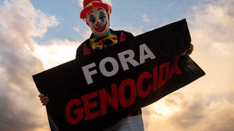 Homem segura cartaz com inscrição "Fora Genocida", em protesto contra Jair Bolsonaro