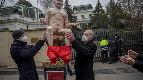 Checos protestam colocando uma representação de Putin em frente à embaixada da Rússia. FOTO MARTIN DIVISEK/EPA