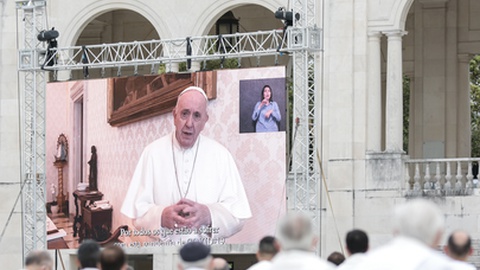 &nbsp;Cerimónias da Peregrinação Internacional Aniversário de 13 de Maio. Para as celebrações religiosas deste ano, o Santuário de Fátima só admitiu a entrada no recinto a cerca de 7.500 fiéis. Muitos ficaram à entrada, junto aos gradeamentos. O Papa Francisco deixou uma mensagem surpresa destinada aos peregrinos e que passou nos monitores do recinto.&nbsp;&nbsp;