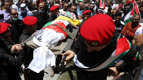 O funeral de um jovem palestiniano de 15 anos morto no conflito. FOTO ABED AL HASHLAMOUN/EPA