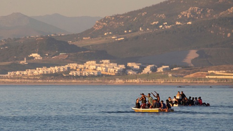 Bebe Salvo Da Agua No Meio De Milhares De Imigrantes Que Tentavam Entrar Em Ceuta Dnoticias Pt