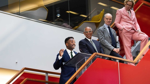 No caso do prémio de Serviço Público, o mais prestigioso dos 21 prémios, o júri considerou o The New York Times merecedor do prémio deste ano pela sua cobertura da pandemia de covid-19, por "ter exposto desigualdades raciais e económicas nos Estados Unidos e não só".