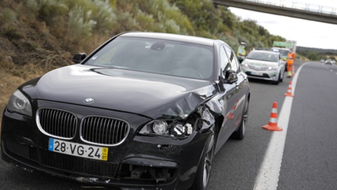 O carro onde seguia o ministro da Administração Interna, Eduardo Cabrita, estacionado no A6 no seguimento de um acidente que envolveu uma vitima mortal por atropelamento, Évora, 18 de Junho de 2021.&nbsp;