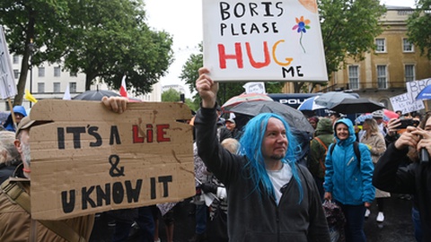 Os protestos têm sido frequentes. Hoje mais um, tal como este na foto há cinco dias.&nbsp; &nbsp;Foto&nbsp;EPA/FACUNDO ARRIZABALAGA
