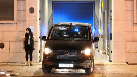 Polícia transporta detidos no processo Cartão Vermelho