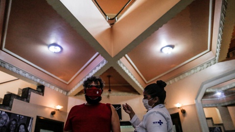 A campanha de vacinação, pouco a pouco, vai ganhando força no país. Foto EPA/Antonio Lacerda