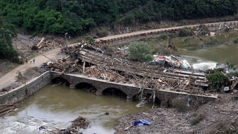 Enchentes no passado fim-de-semana causaram pelo menos 125 mortos.