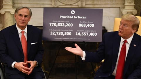 O governador do Texas, Greg Abbott, e o ex-presidente dos EUA.&nbsp; &nbsp;Foto Arquivo/Brendan Smialowski/AFP