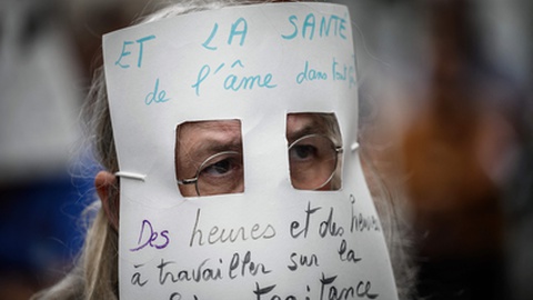 Desde Setembro que os protestos contra a obrigatoriedade do passaporte sanitário decorrem em França. Foto JEFF PACHOUD/AFP