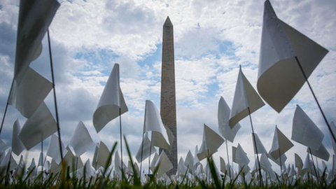 Instalação artística no National Mall, em Washington, homenageia vítimas da covid com 600 mil bandeiras brancas.